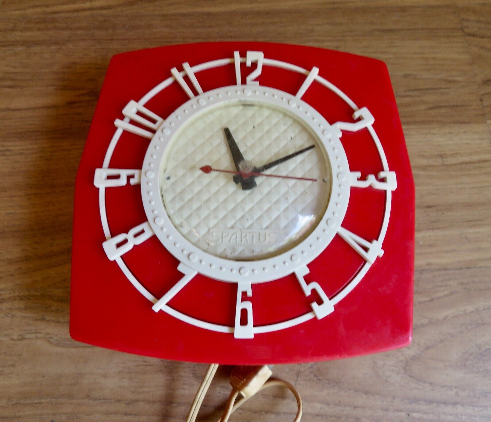 Vintage Spartus Wall Clock Model 501 Red & White 1950\'s Works Camper
