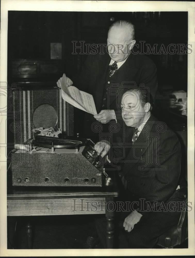 1941 Press Photo John G. Paine and Dave Stamper at a record machine in New York