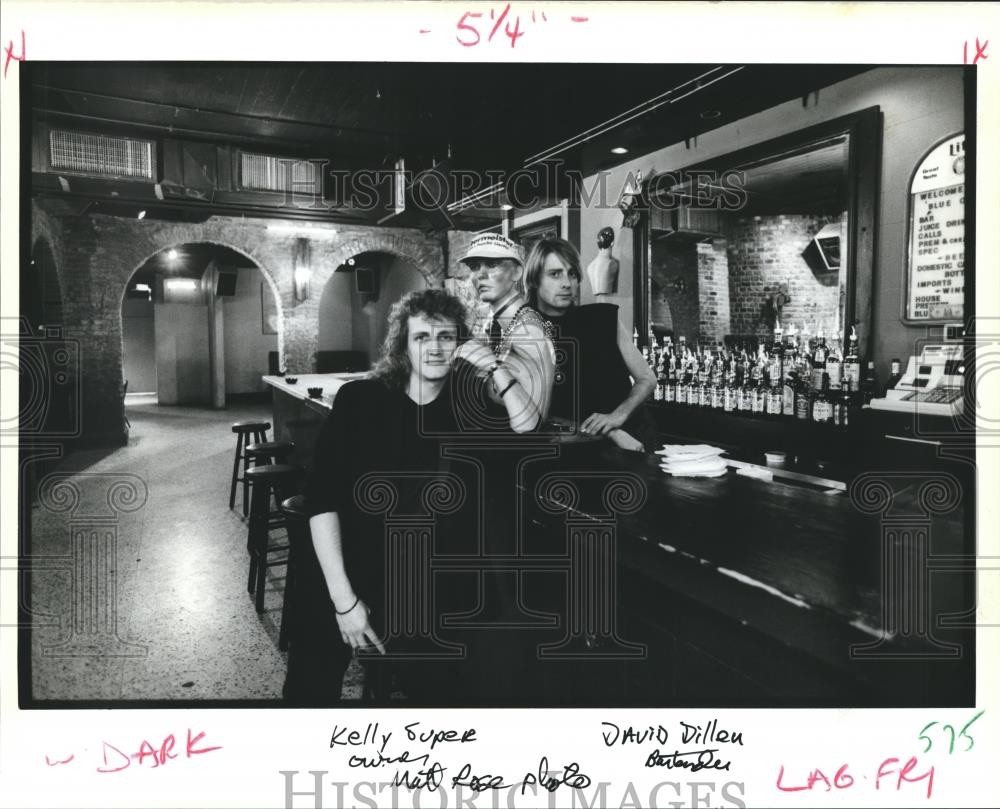 1989 Press Photo Owner Kelly Super of Blue Crystal Bar & bartender David Dillen