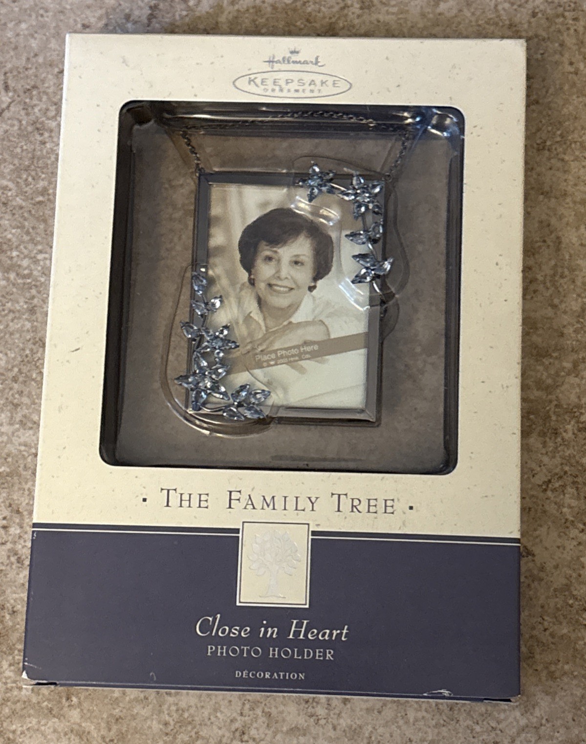 2002 Hallmark Keepsake Ornament The Family Tree “Close in Heart” Photo Holder