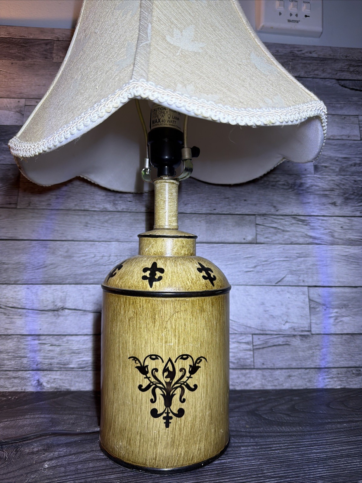 Vintage Transworld Yellow Metal Toleware Canister Table Lamp Fleur De Lis