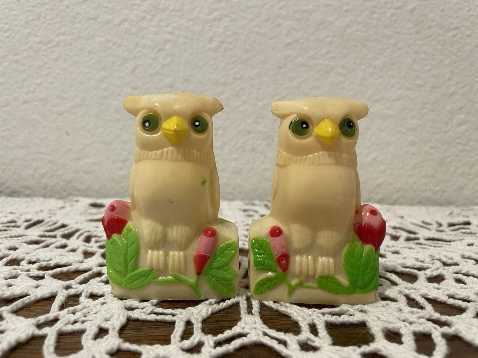 Vintage 1977 White Celluloid Owl Salt and Pepper Shakers - Chadwick Hong Kong 3\ Vintage 1977 White Celluloid Owl Salt and Pepper Shakers - Chadwick Hong Kong 3\