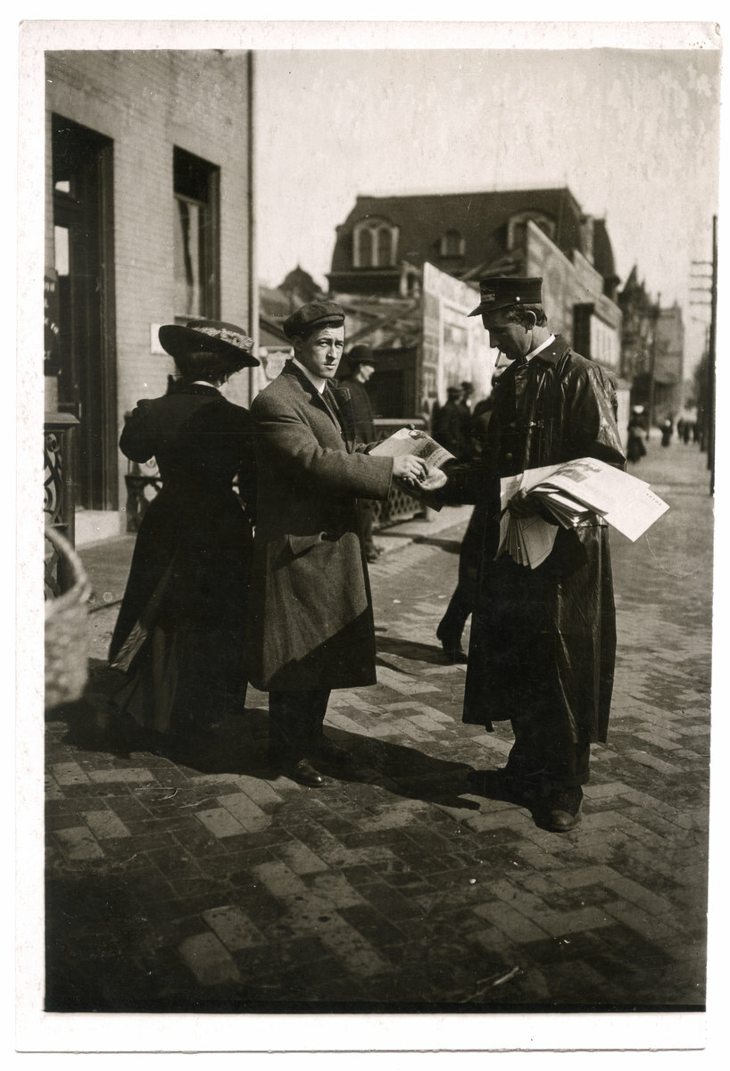 c.1920\'s PRESS PHOTO - BUYING A NEWSPAPER PARIS?