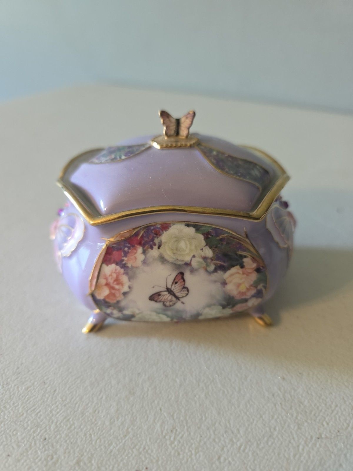 Ardleigh Elliott Purple Porcelain Musical Box Lena Lue’s Wings Of Love A0298 Ardleigh Elliott Purple Porcelain Musical Box Lena Lue’s Wings Of Love A0298