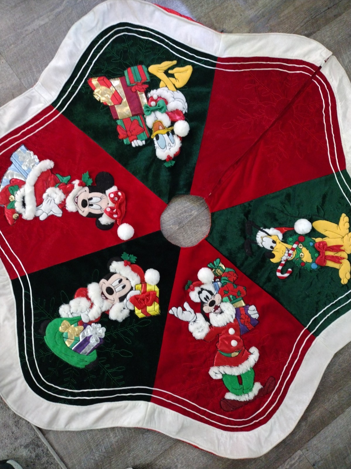 Disney Parks Mickey Mouse and Friends Christmas Tree Skirt Vintage-RETIRED 43 in