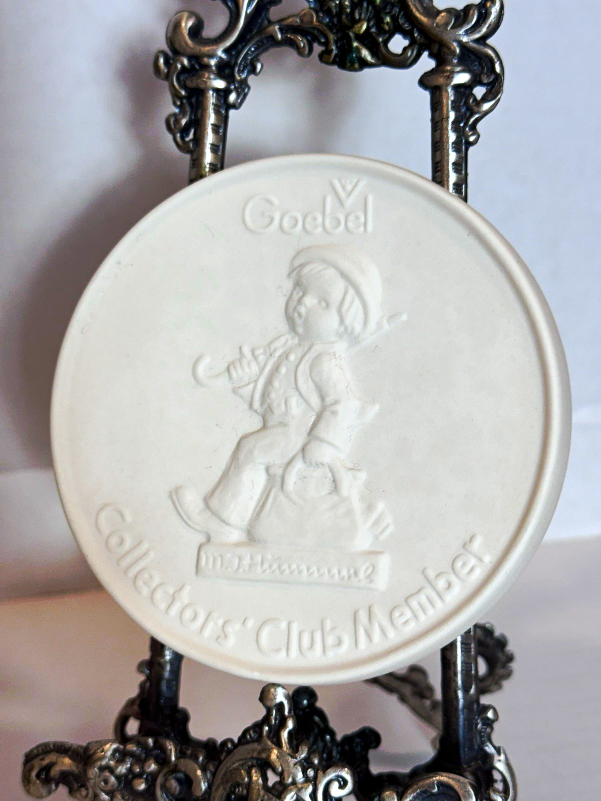 (4C) Vintage Goebel Hummel Collectors Club Member Plaque Merry Wanderer White (4C) Vintage Goebel Hummel Collectors Club Member Plaque Merry Wanderer White