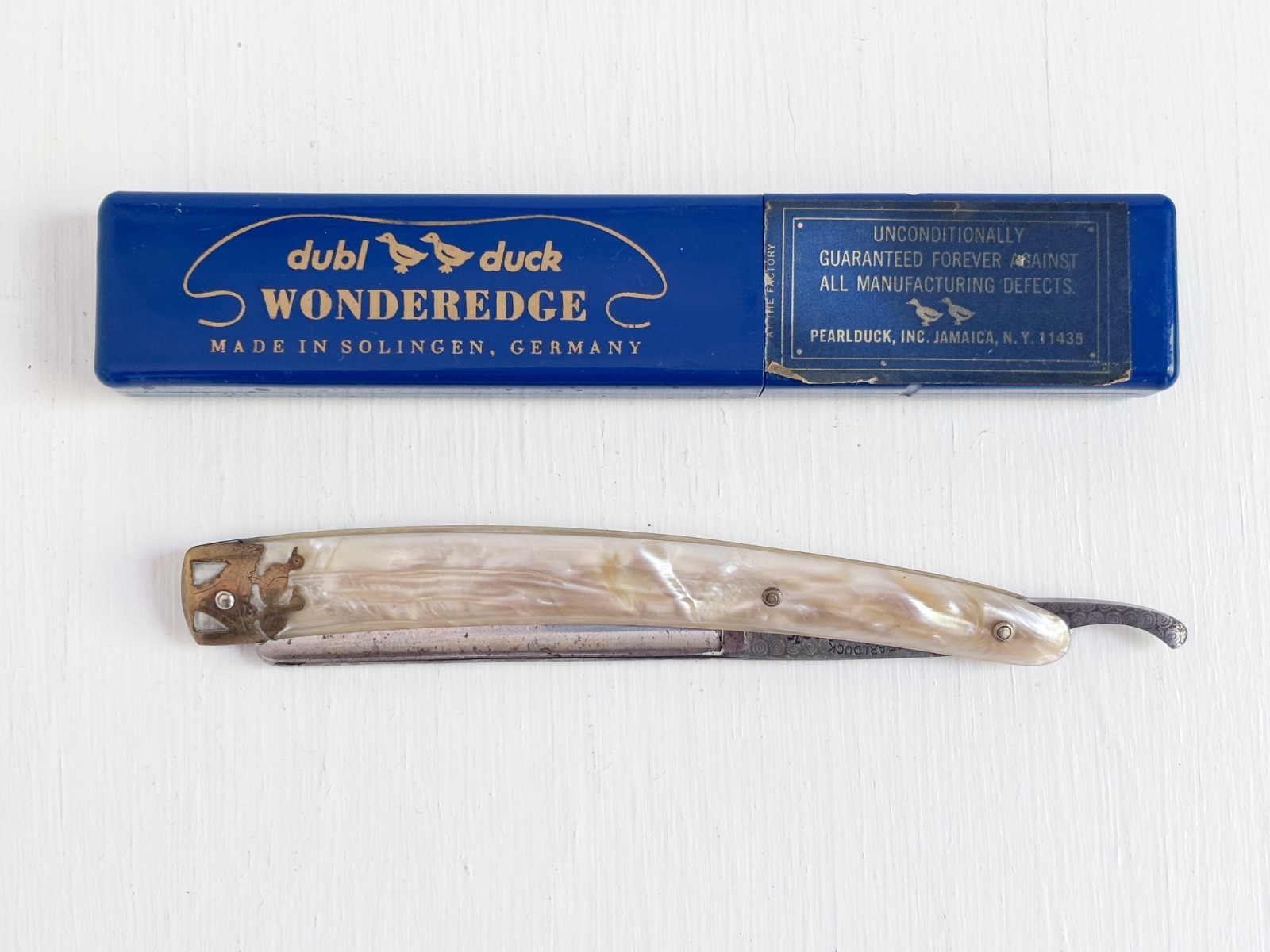 Vintage Dubl Duck Wonderedge Straight Razor Pearlduck w Original Plastic Box