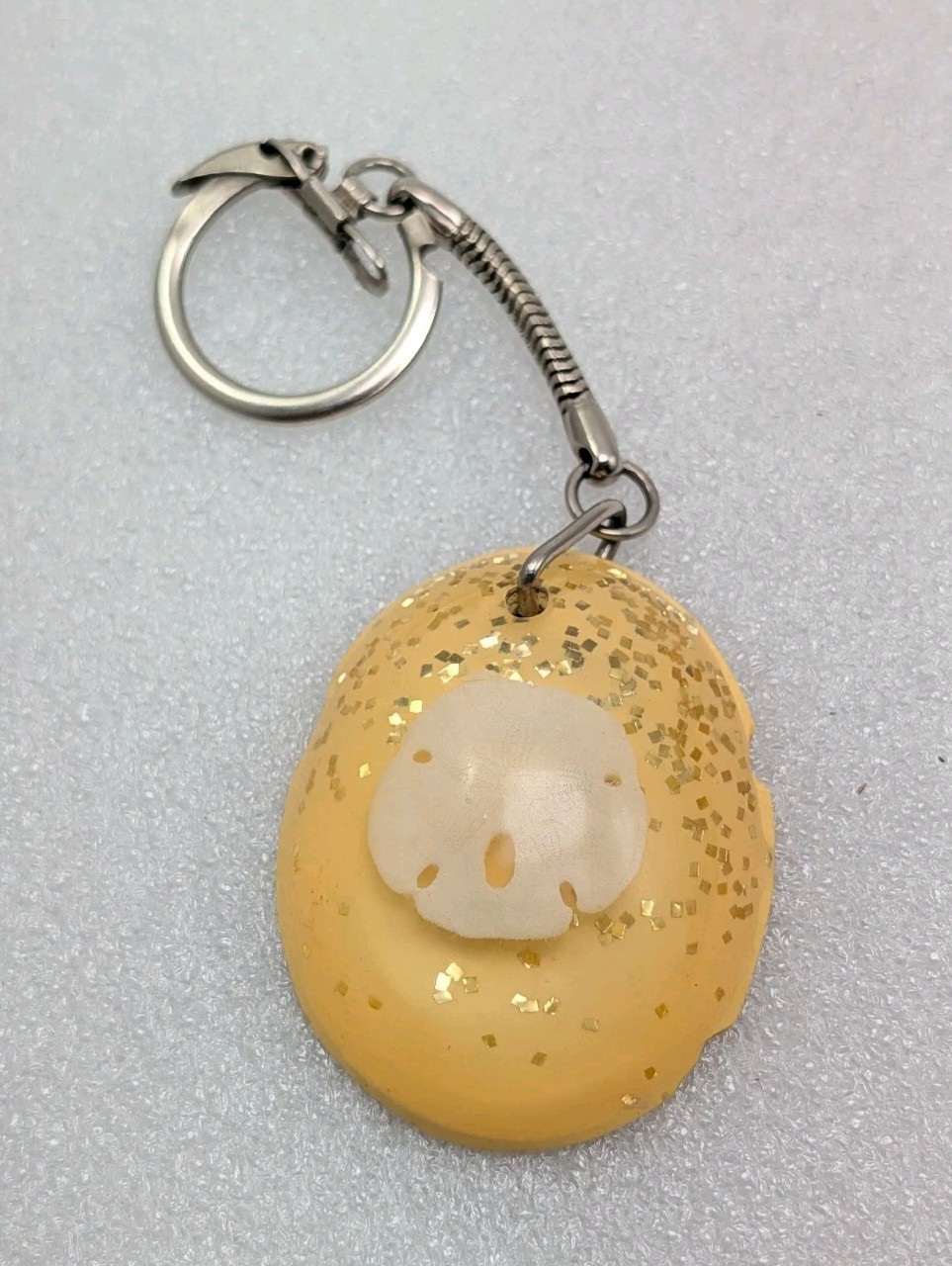 Vintage 70s Sand Dollar In Acrylic Gold Glitter Keychain Key Ring 