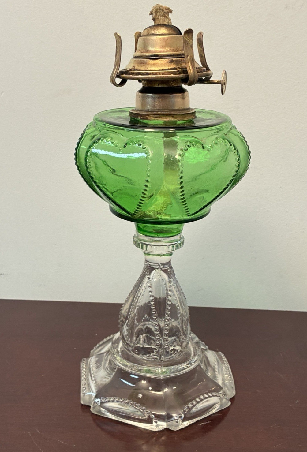 ANTIQUE STUNNING FINDLAY QUEEN of HEART BEADED GREEN / CLEAR PEDESTAL OIL LAMP