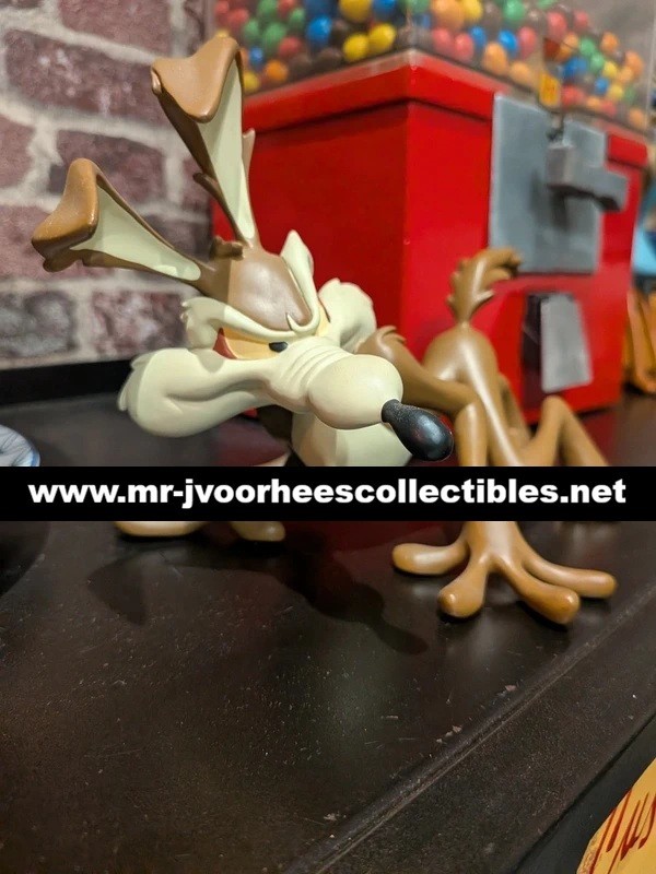 Looney Tunes Wile E Coyote Hunting for Road Runner Demons Merveilles Fig Statue