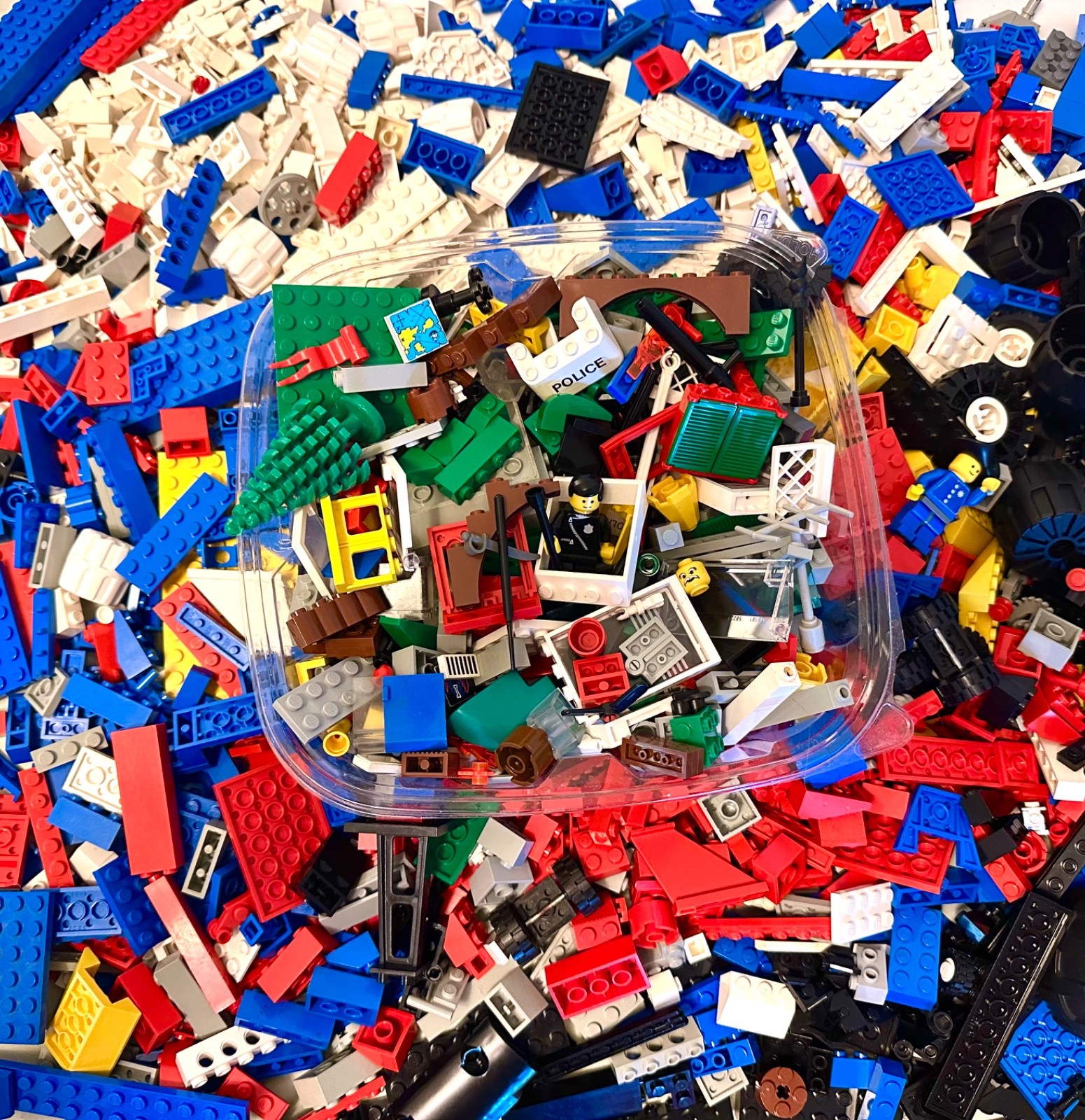 2000+++Vintage lego lot of castle, pirate and classic space sets. 
