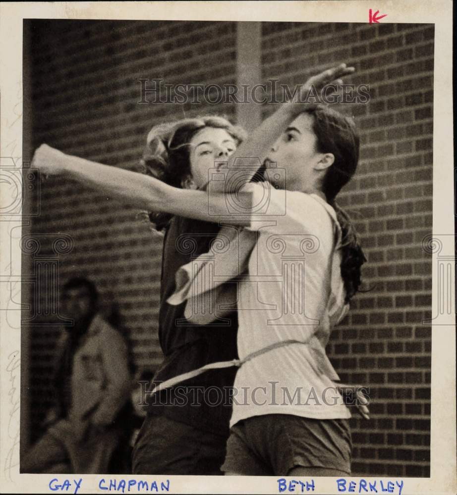 1973 Press Photo Country Day\'s Gay Chapman and Beth Berkley preparing for games
