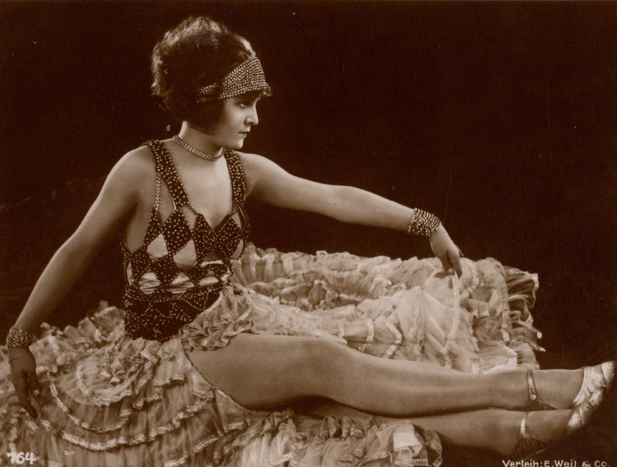 RISQUE PORTRAIT OF BEAUTIFUL ANGLO-GERMAN FILM ACTRESS LILLIAN HARVEY : RPPC
