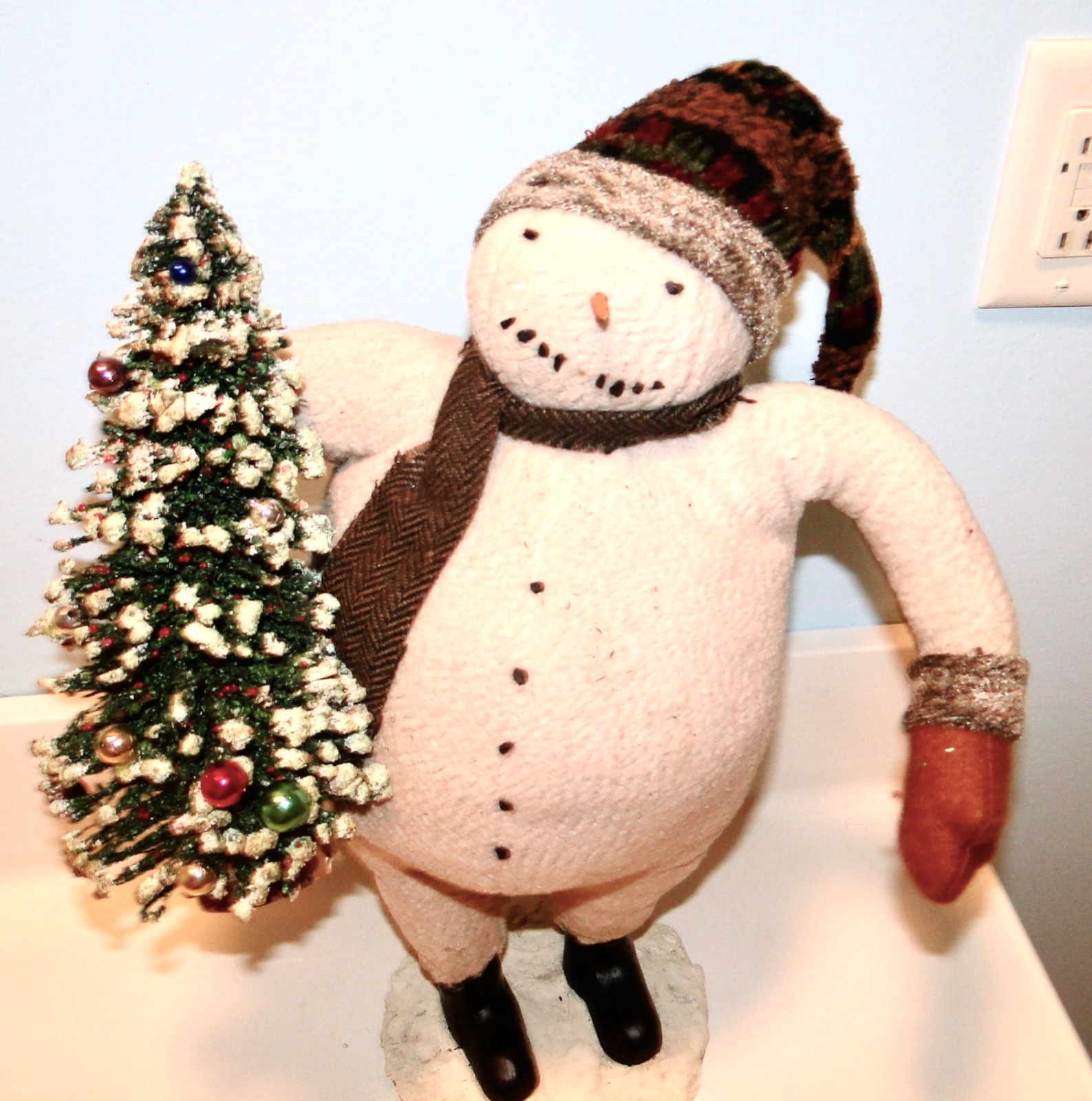Vintage CODY FOSTER Large Folk Art SNOWMAN w/BOTTLEBRUSH CHRISTMAS TREE 17”