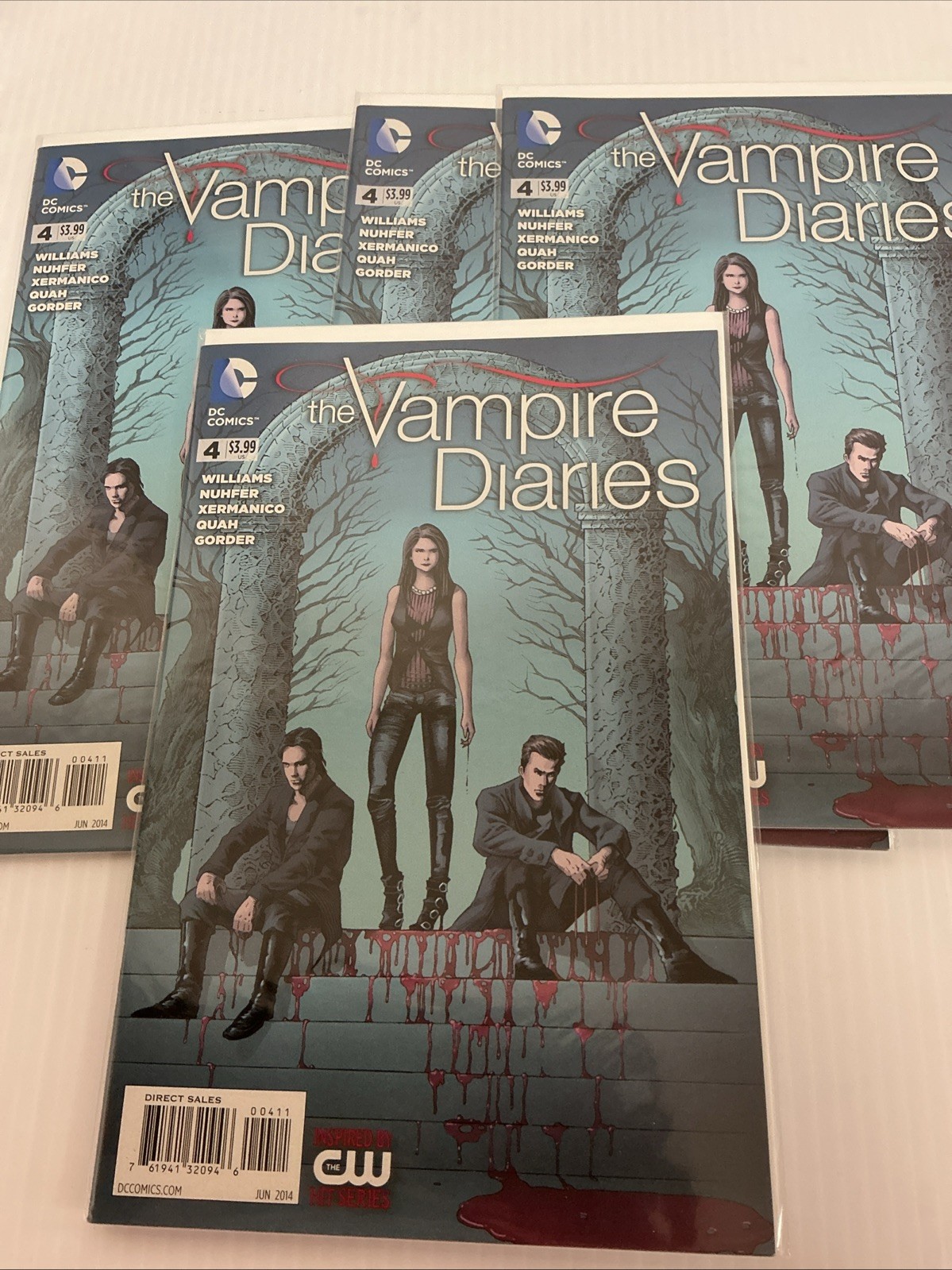 The Vampire Diaries Comic Book #4  DC COMIC NEAR MINT CONDITION     BUY IT NOW