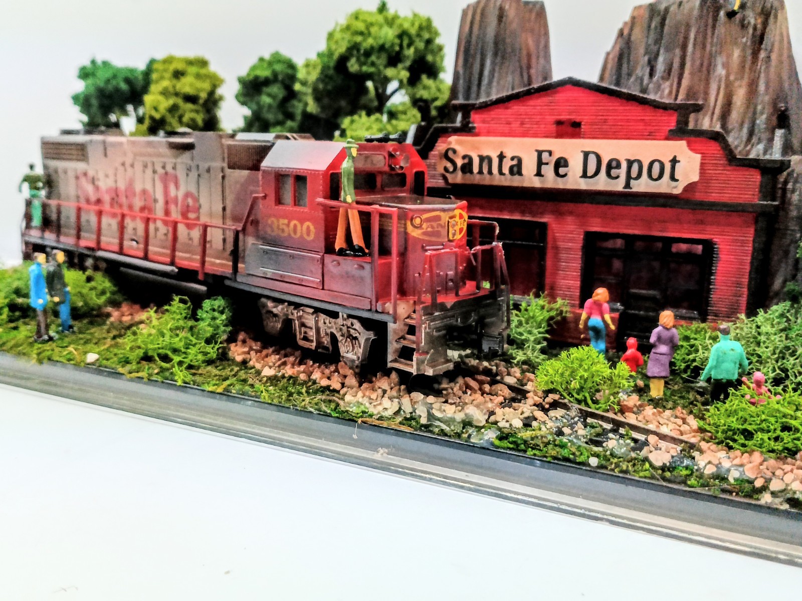 HO Scale Custom Built Santa Fe 3500 Diesel Locomotive Train Station Diorama Case HO Scale Custom Built Santa Fe 3500 Diesel Locomotive Train Station Diorama Case