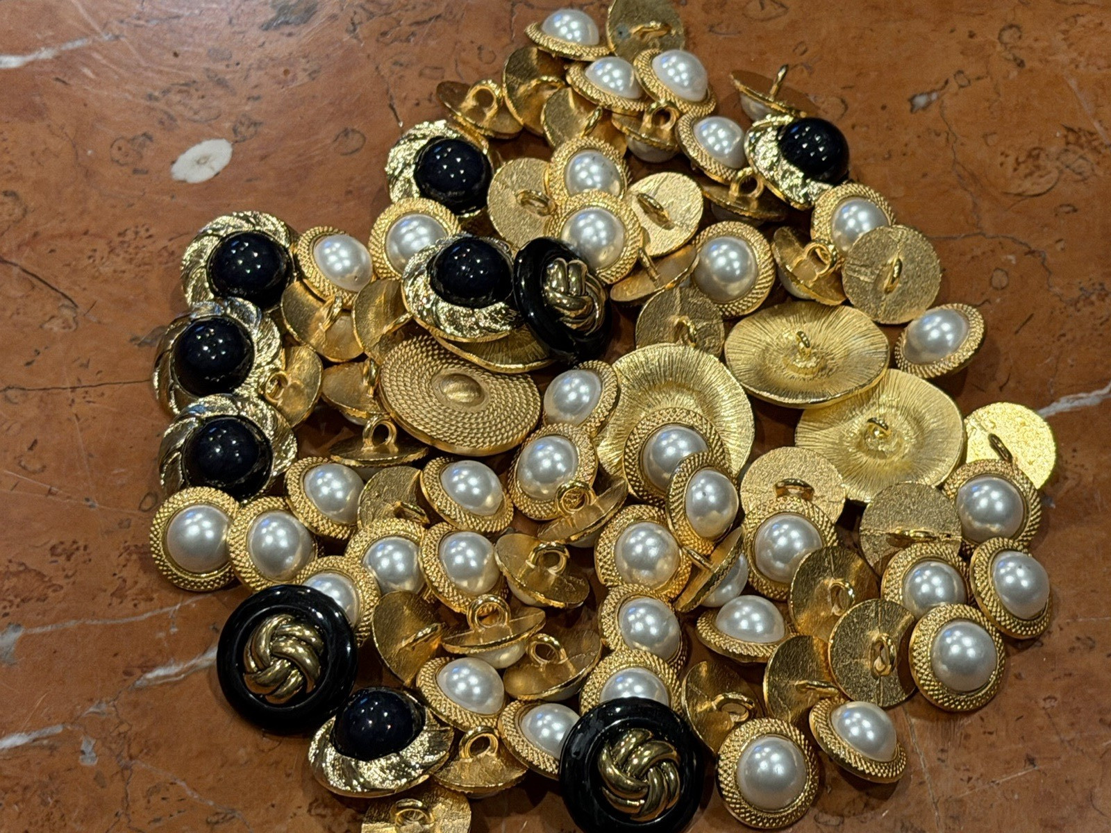MIXED LOT 85 GOLD FAUX PEARL BLACK LUCITE VINTAGE BUTTONS EUC