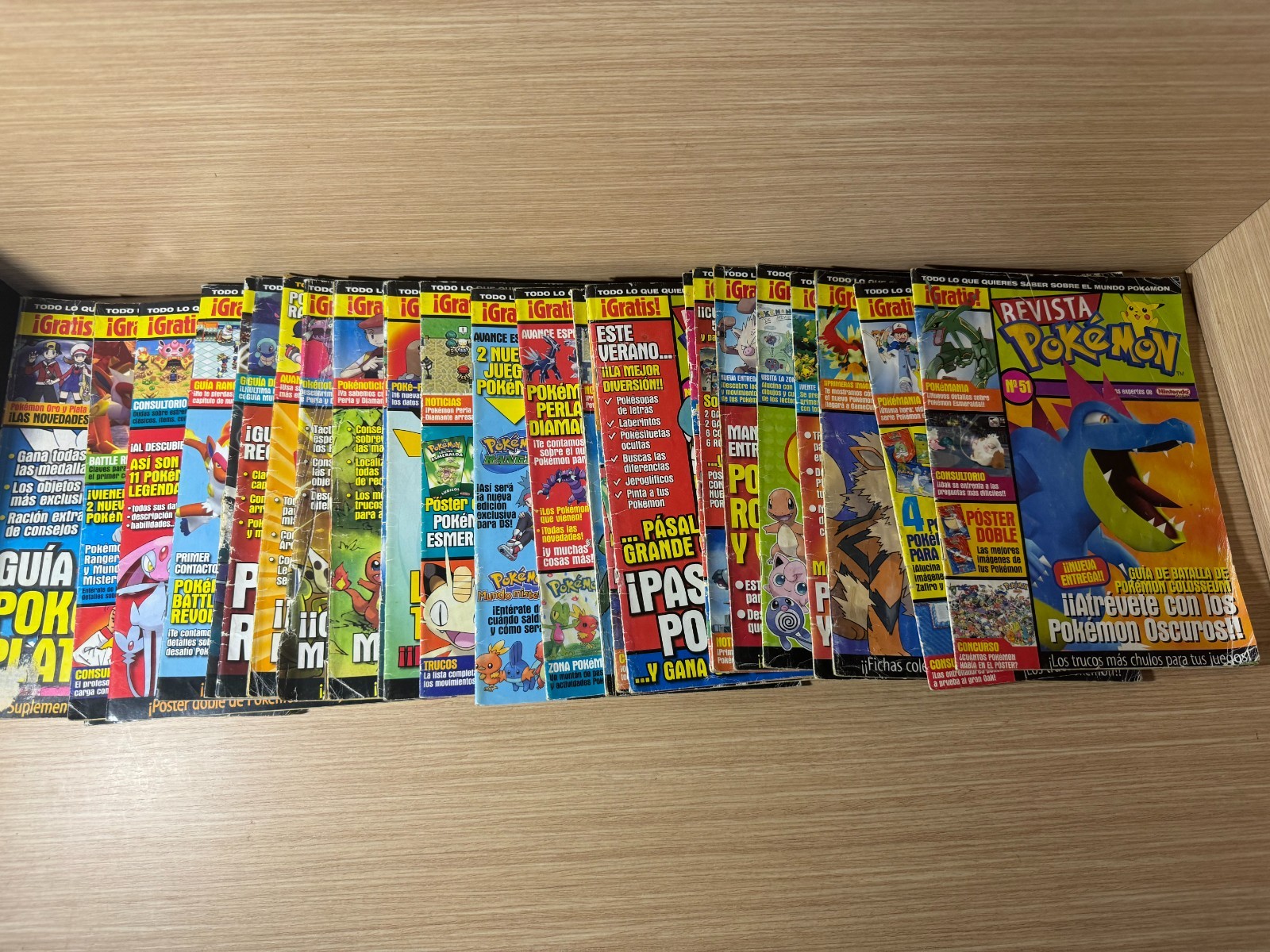 READ INFO - 25x Spanish Pokemon Magazine Lot, Nintendo Pokemon World