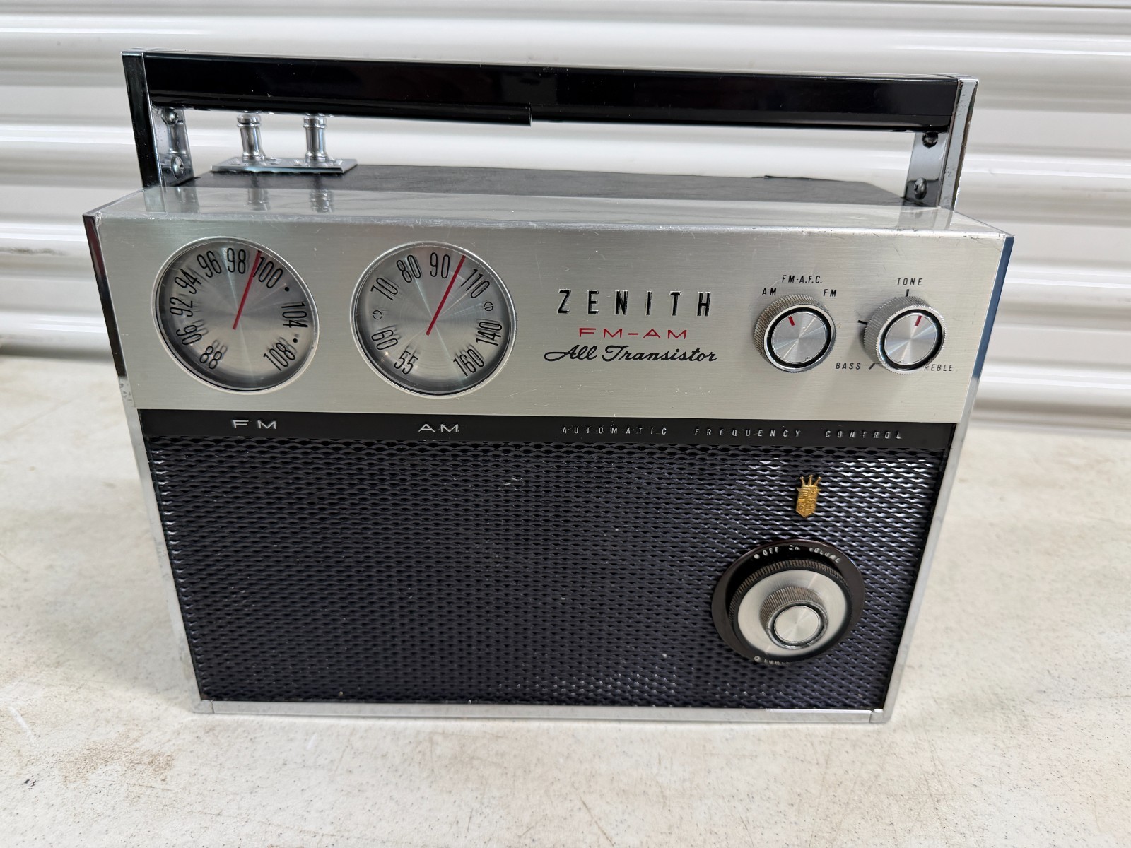 Zenith Royal 2000 All-Transistor AM FM Radio - Vintage 1960s Zenith Royal 2000 All-Transistor AM FM Radio - Vintage 1960s