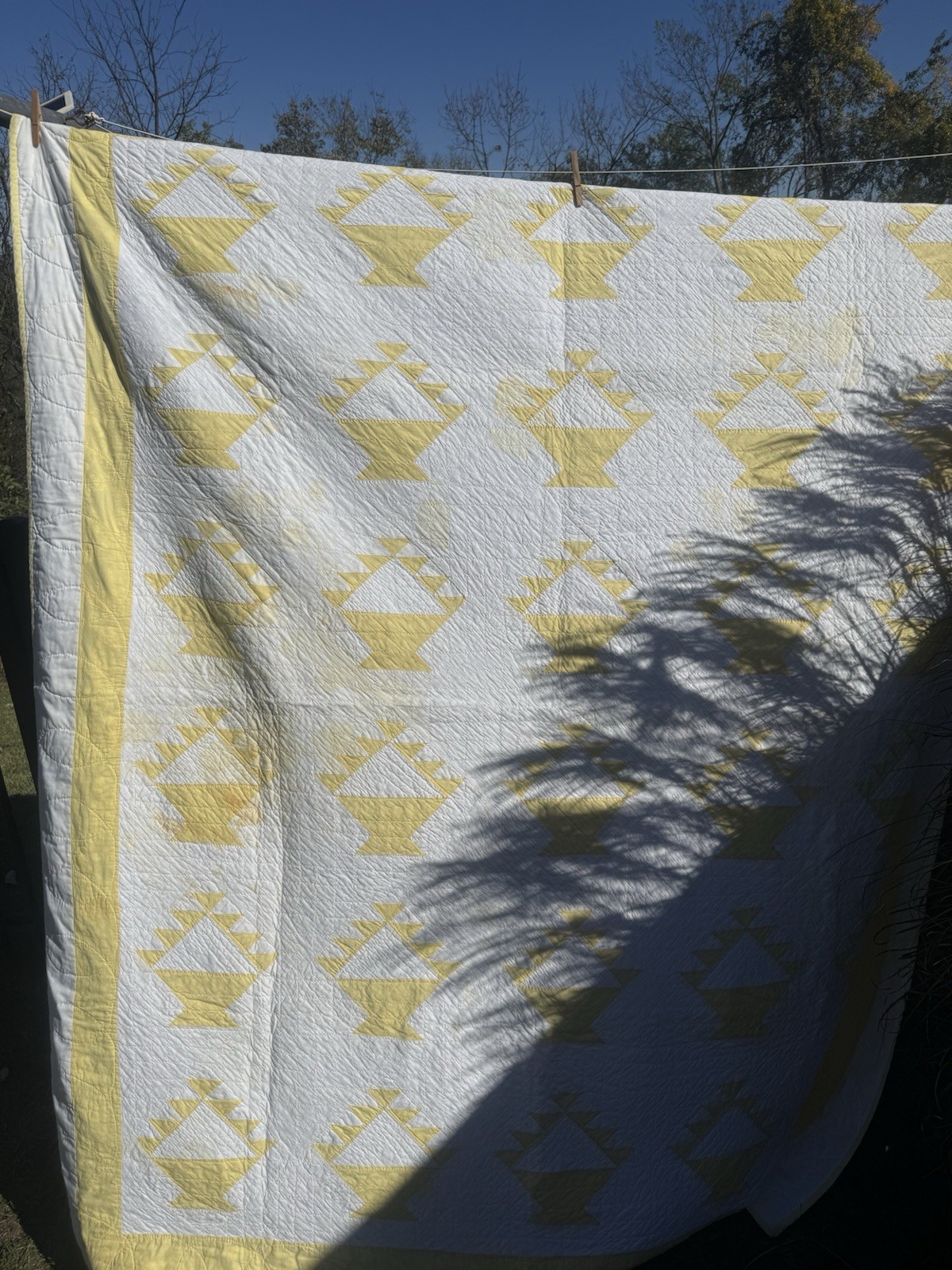 Beautiful Vintage Yellow And White Basket Pattern Quilt 74 X 88