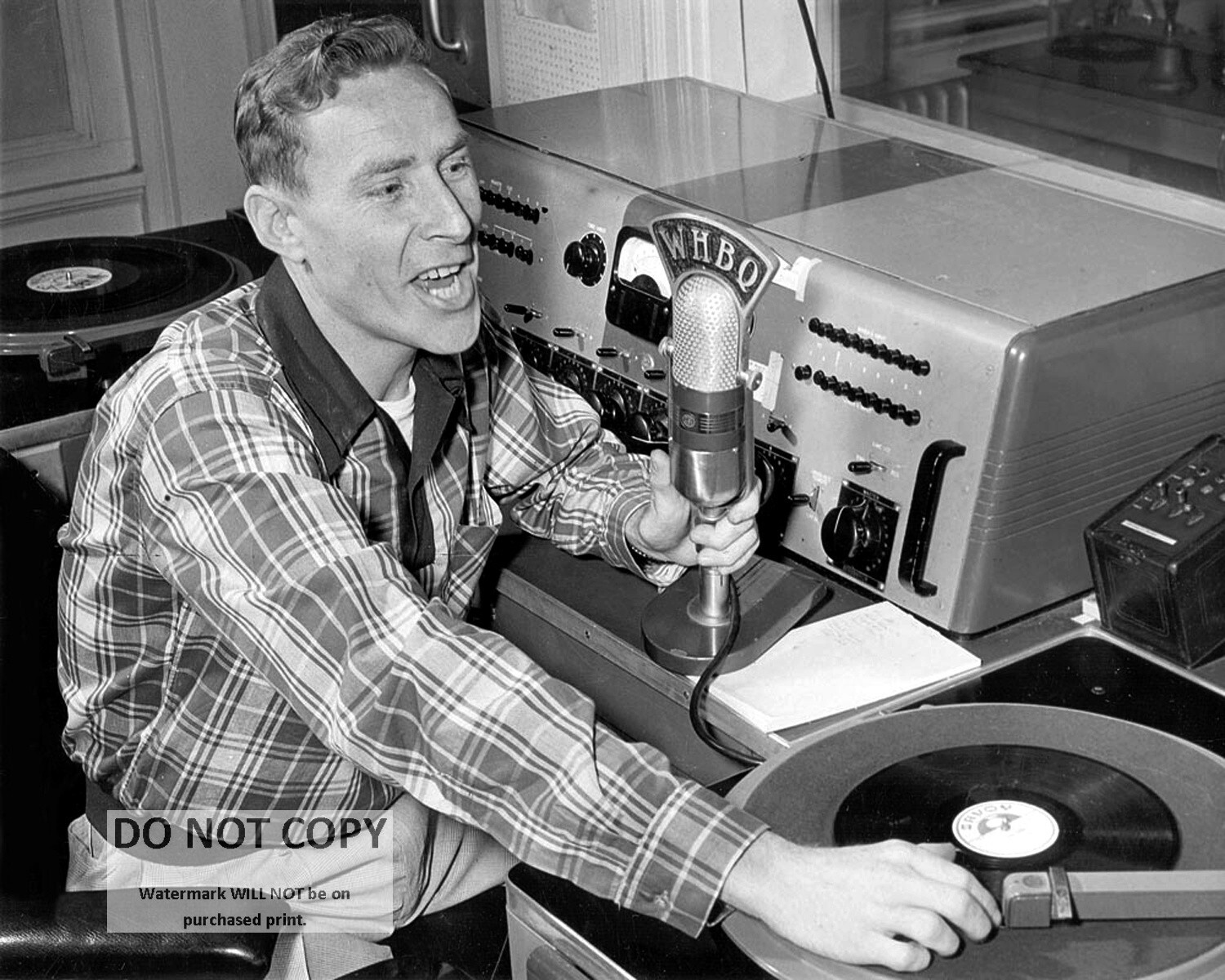 DEWEY PHILLIPS AT WHBQ RADIO, MEMPHIS CIRCA 1955 - 8X10 PUBLICITY PHOTO (EE-372)