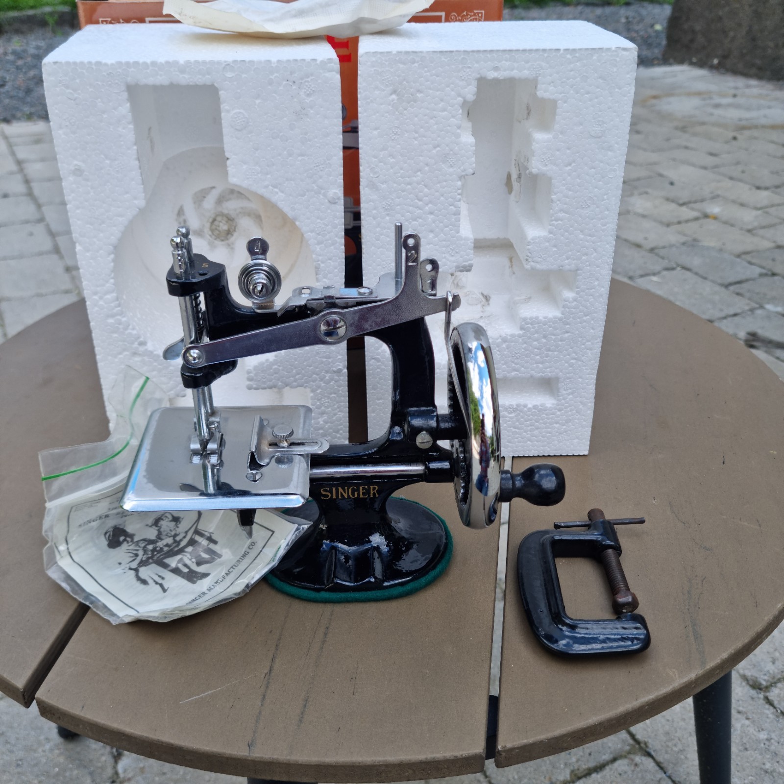 Vtg NOS 1970 Portable Sew handy Child’s Singer Sewing Machine Turkey Model K-20
