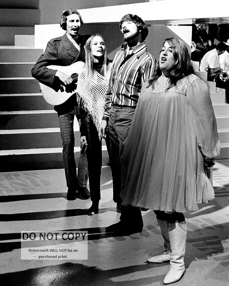 THE MAMAS AND THE PAPAS IN 1966 FOLK ROCK - 8X10 PUBLICITY PHOTO (EE-160)