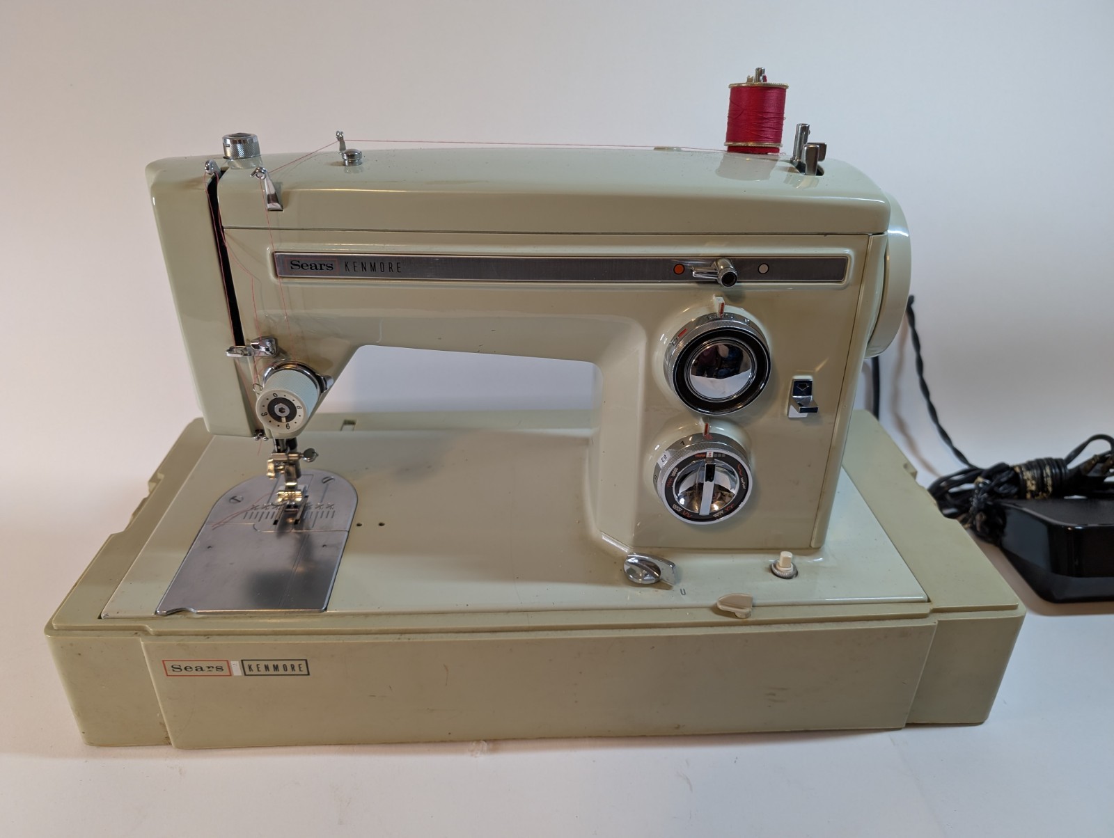 Vintage Sears Kenmore Model 1400 Zig Zag Sewing Machine w/ Case Manual Foot Peda