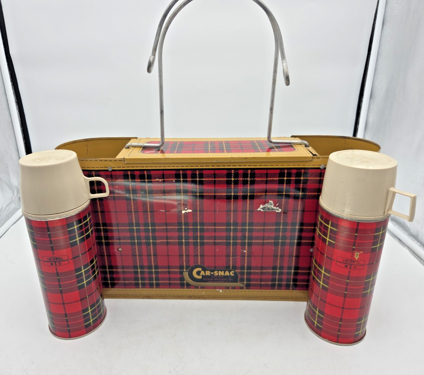 VINTAGE 1950S CAR-SNAC PICNIC METAL TIN LITHO BASKET THERMOS SET Plaid with Tan