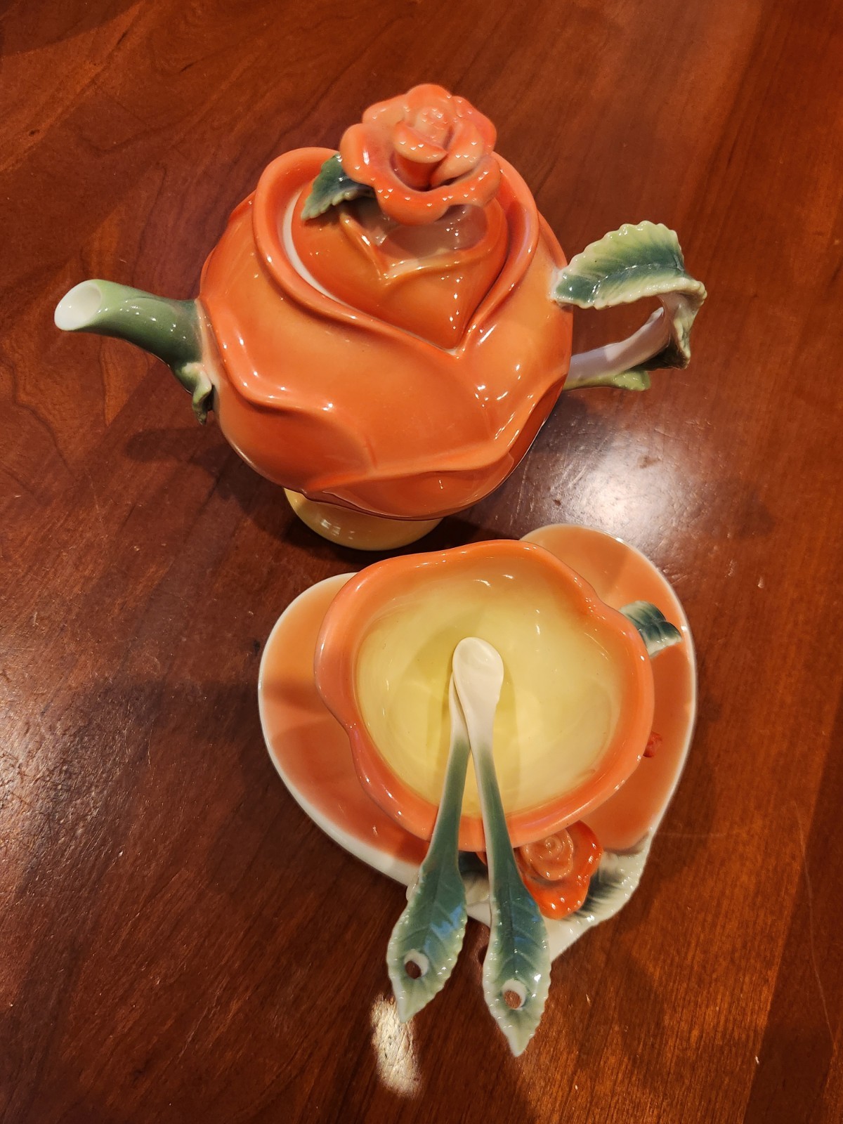 Sorelle Fine Porcelain 3D Rose Tea Set. Sorelle Fine Porcelain 3D Rose Tea Set.