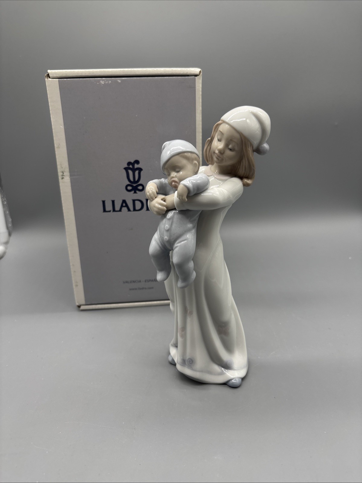Hard to find Vintage Lladro 8019 - Going To Bed W/ Original Box