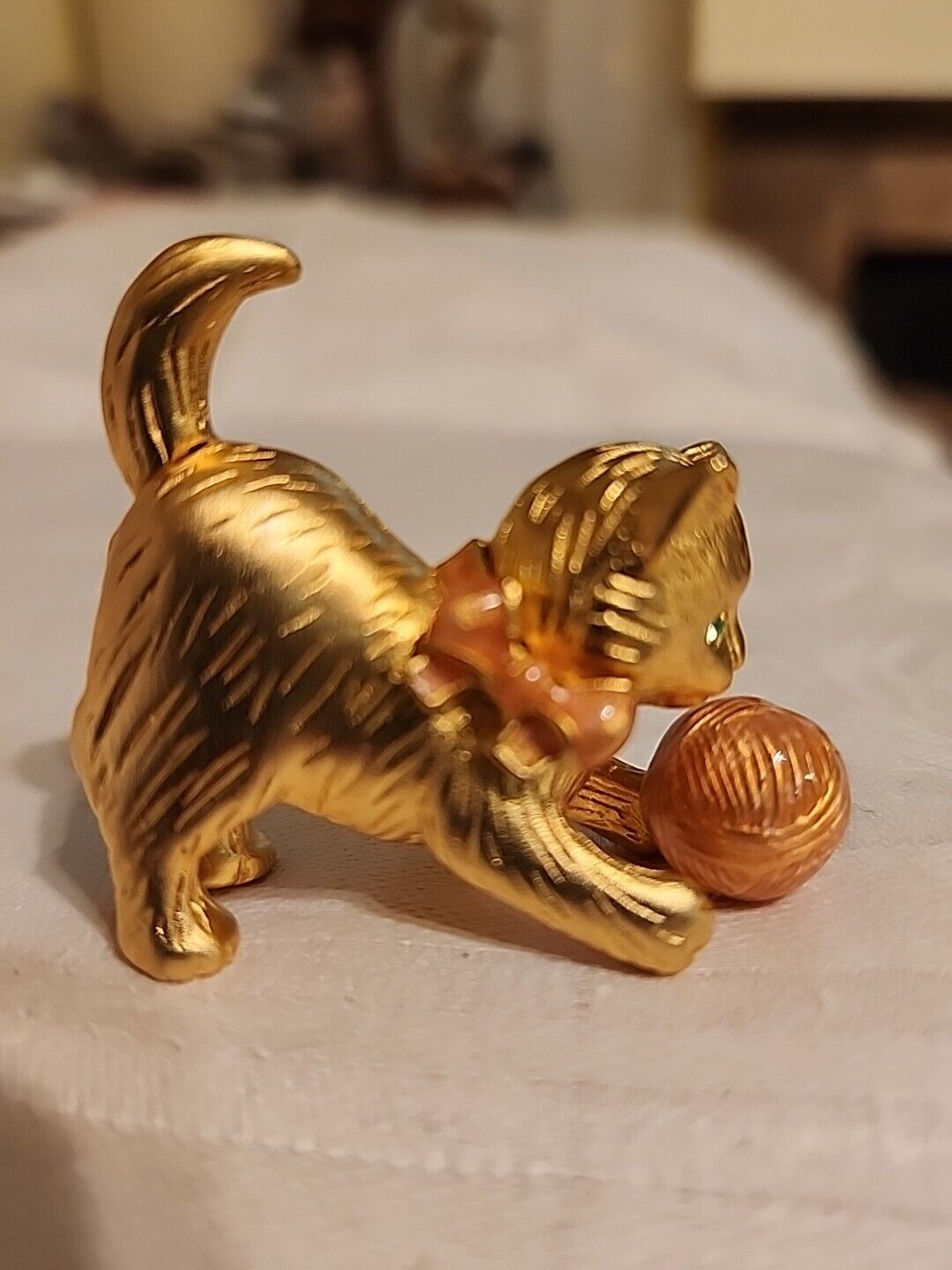 ESTEE LAUDER 2000 BRUSHED GOLD KITTY FIGURINE W/ SOLID PERFUME