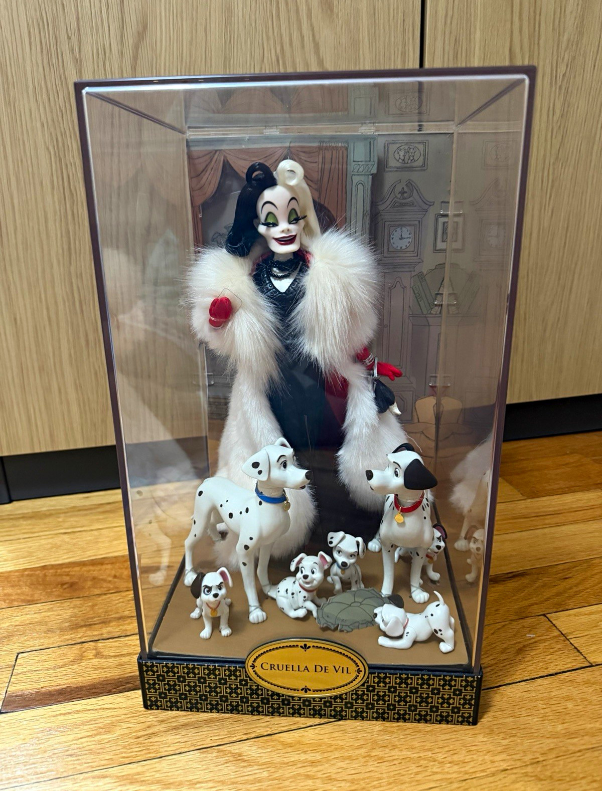Disney Store DESIGNER Series Cruella De Vil Pongo Perdita Puppies Display Case