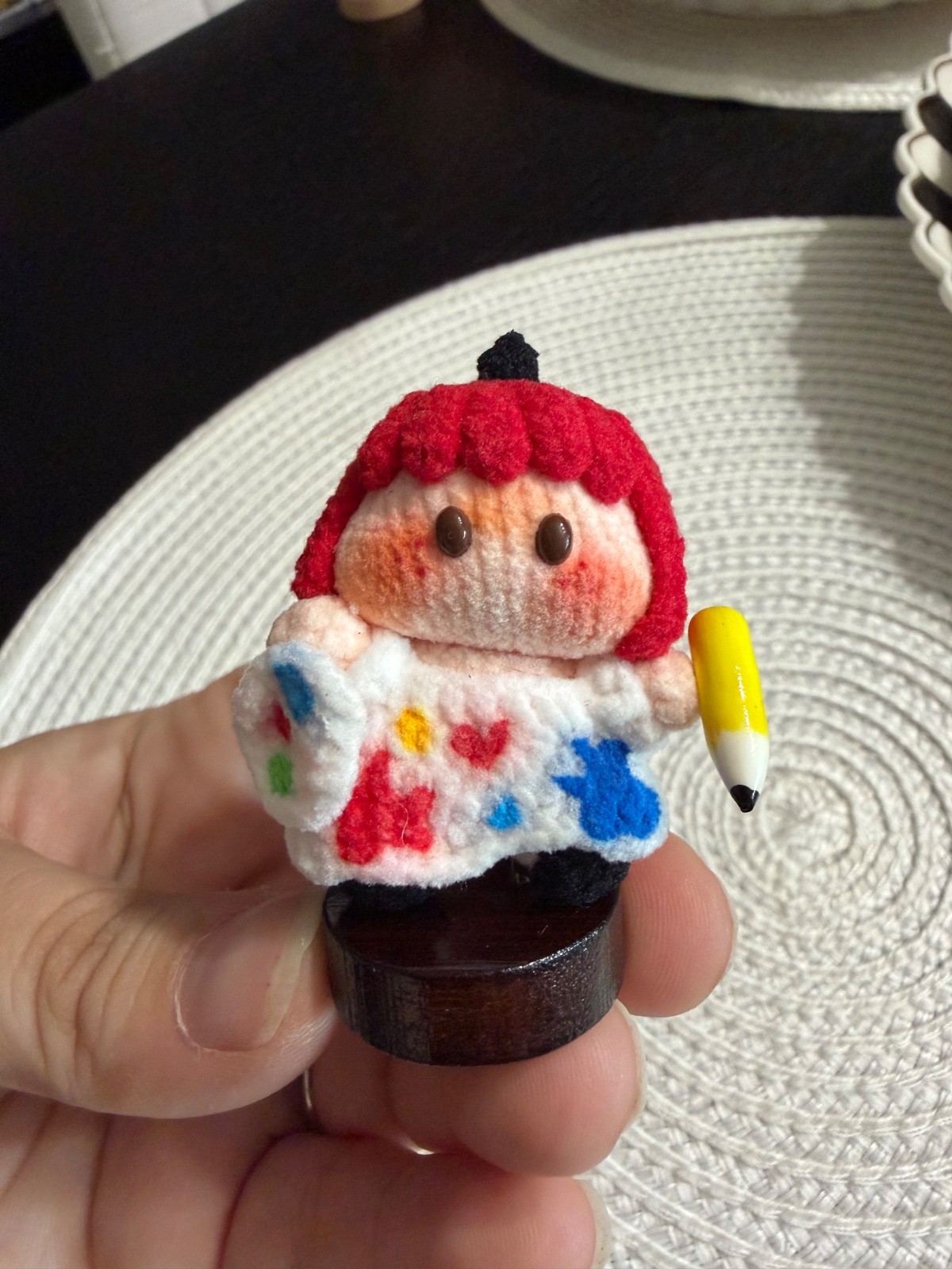 Handmade Micro Crochet YOYO Miniso Artist Painter Figure Doll Wooden Stand Gift