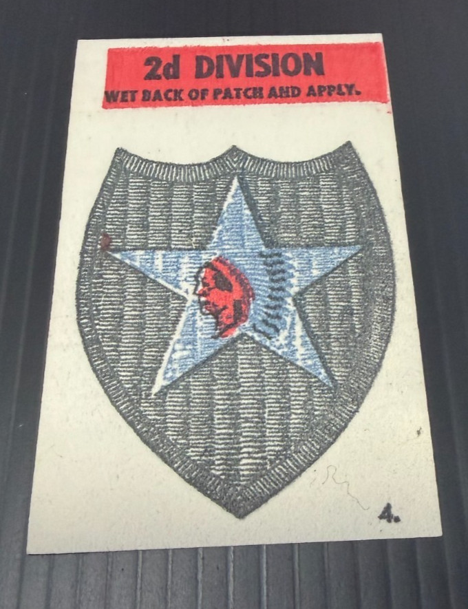 1965 Topps Battle Cloth Emblem #4 - 2D Division - ExMt
