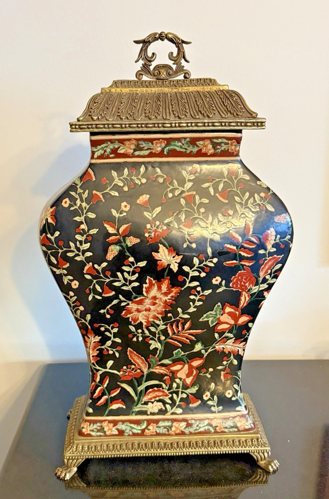 VINTAGE CASTILIAN CHINOISERIE/ HOLLYWOOD REGENCY HAND-PAINTED PORCELAIN URN