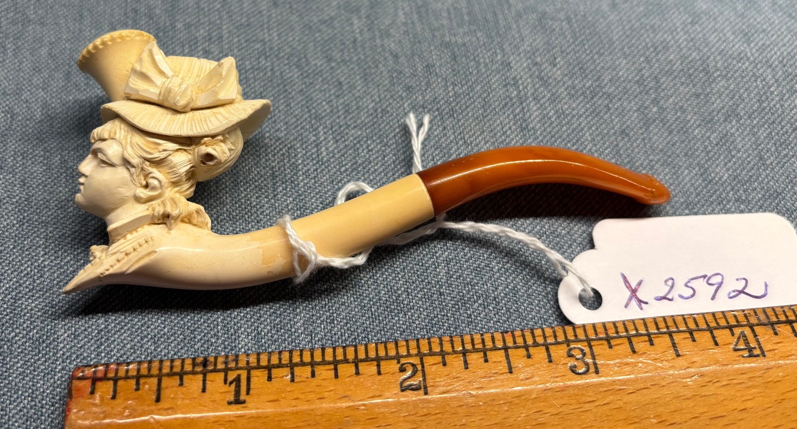 Tiny antique meerschaum cheroot holder of a Victorian lady (X2592)