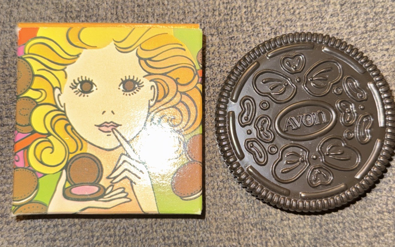 Avon sweet Lips oreo lip Gloss Compact Frostlight peach /pink Vintage w/ box 
