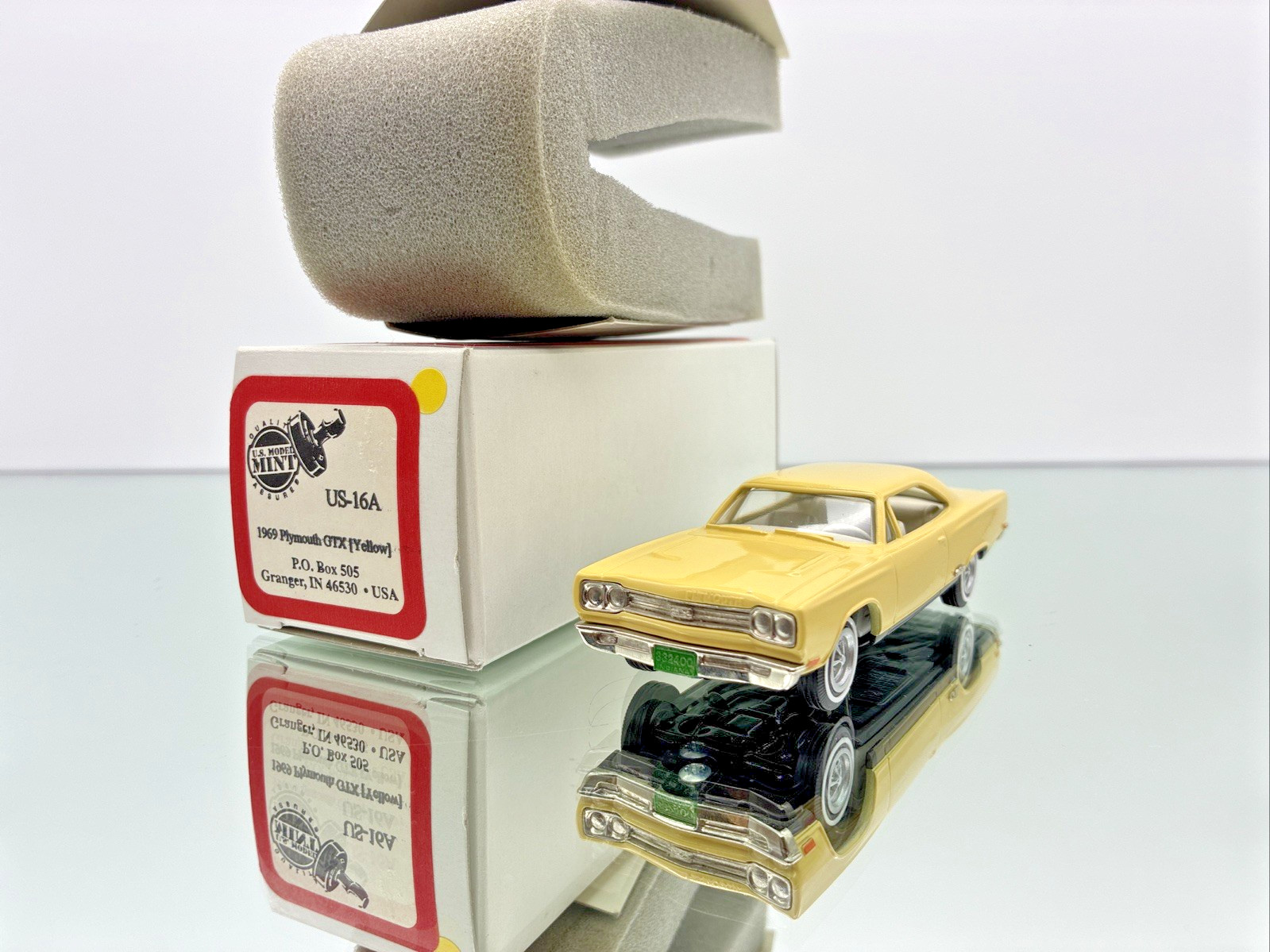 U.S. MODEL MINT 1969 PLYMOUTH GTX US-16A BNIB 1:43 RARE YELLOW COMPLETE