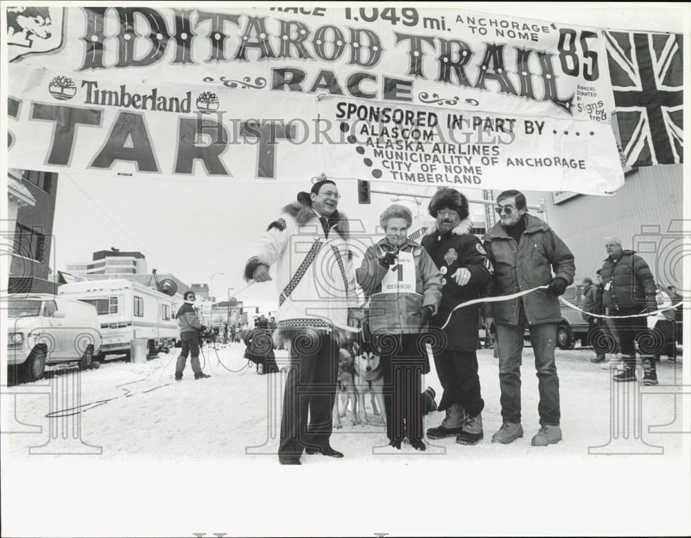 1985 Press Photo Group at Iditarod Trail Race Starting Line - lrb07039