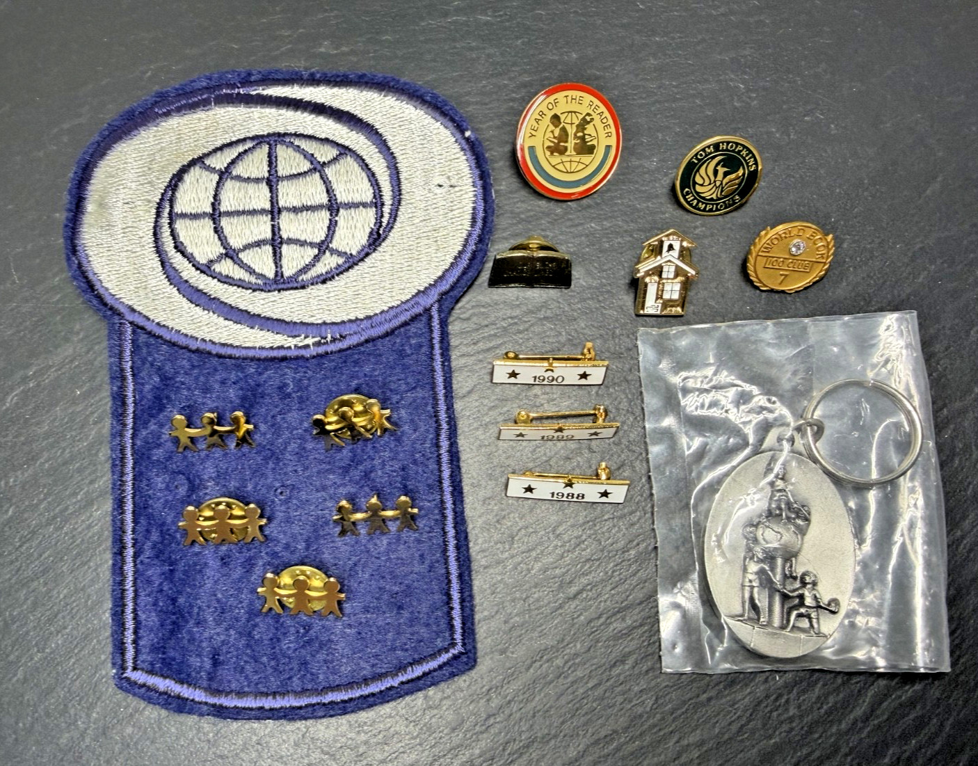 VINTAGE COLLECTION OF WORLD BOOK EDUCATIONAL EMPLOYEE PINS & KEYCHAIN P124