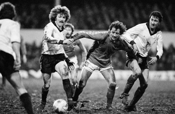 Football Frank Worthington Under Pressure From Derby County 1979 OLD PHOTO
