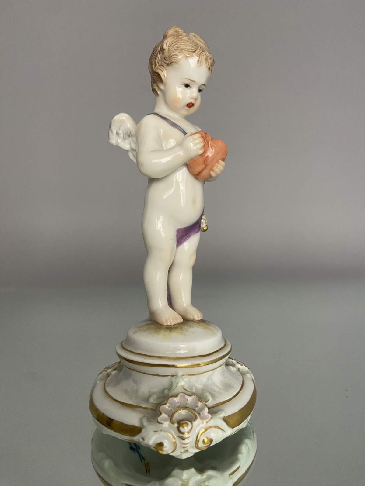 Rare Meissen Cupid holding a heart, 1st Q Excellent condition 19th century 