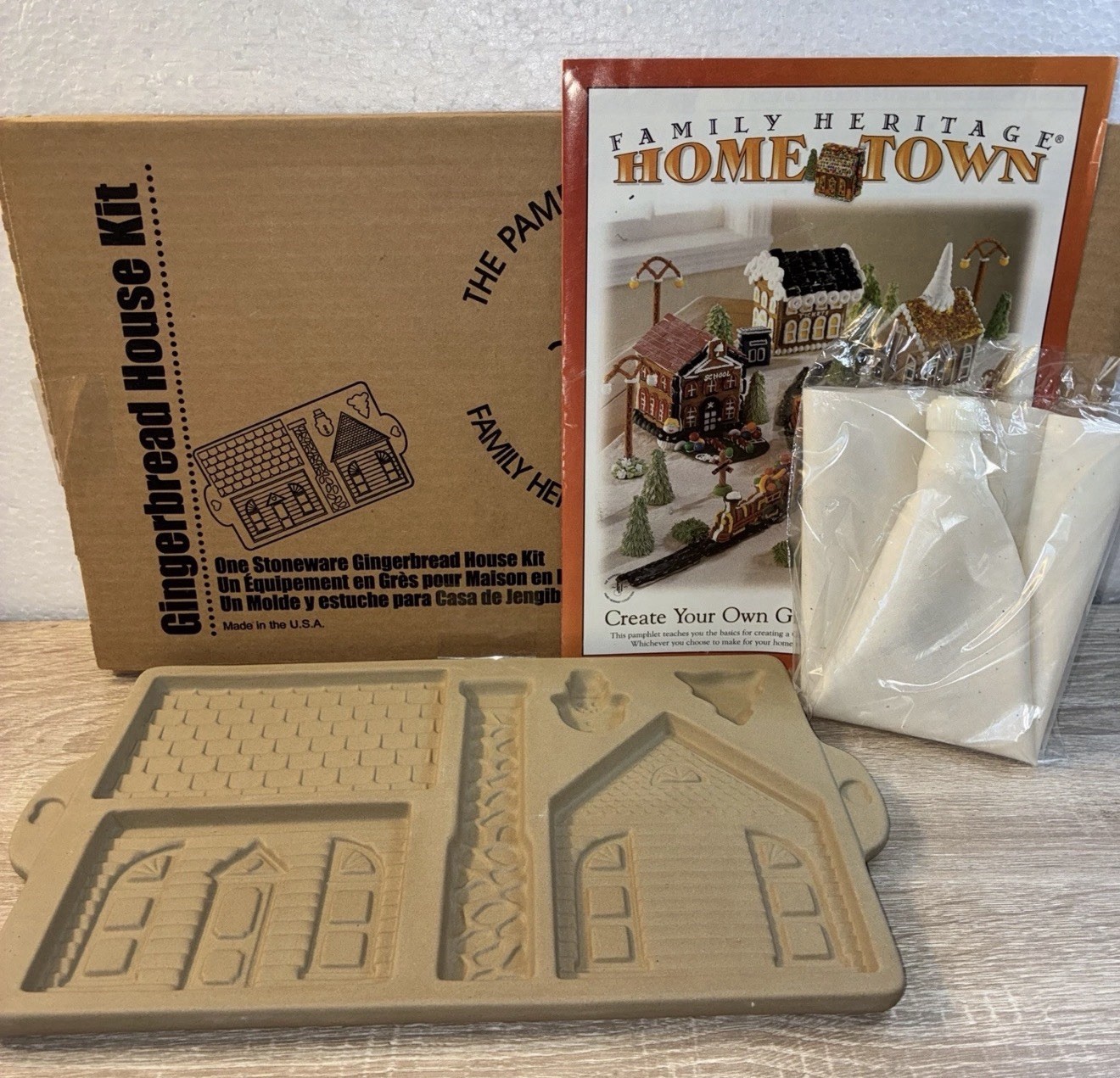 Pampered Chef Family Heritage Stoneware Gingerbread House Kit 1800 USA New