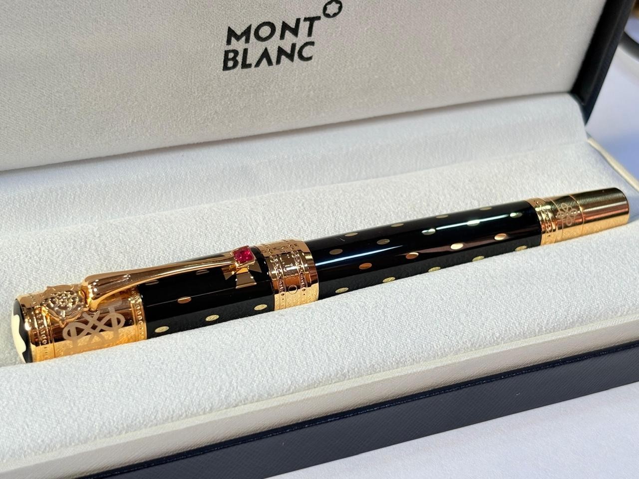Montblanc Queen Elizabeth Golden Black Fountain Pen - Medium Nib Box Included