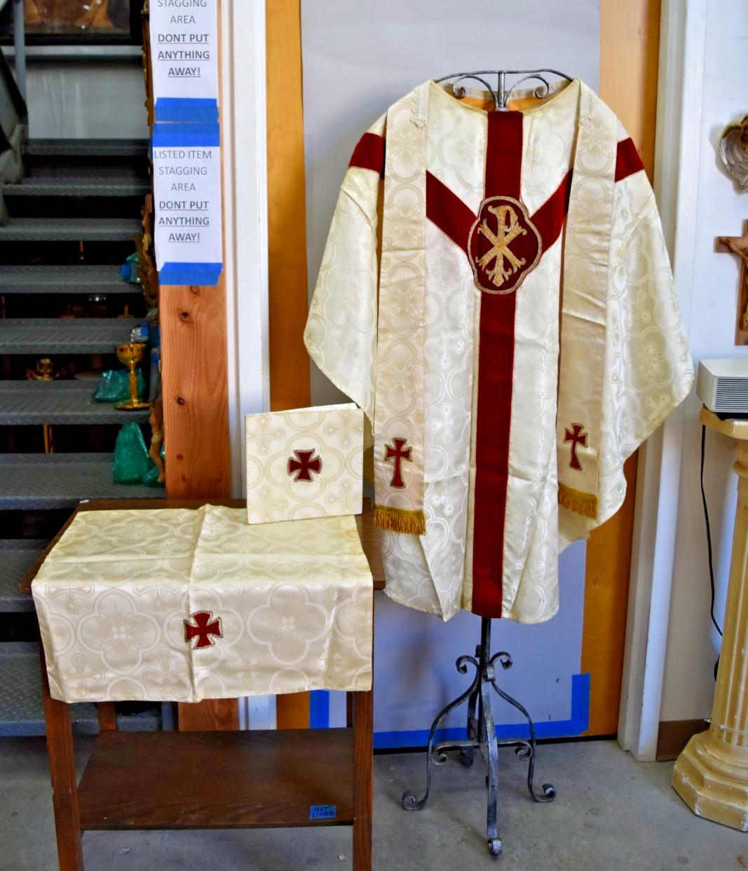 Used White & Red Vestment Set: Chasuble, Stole, Veil, Pall - Fully Lined (V771) Used White & Red Vestment Set: Chasuble, Stole, Veil, Pall - Fully Lined (V771)