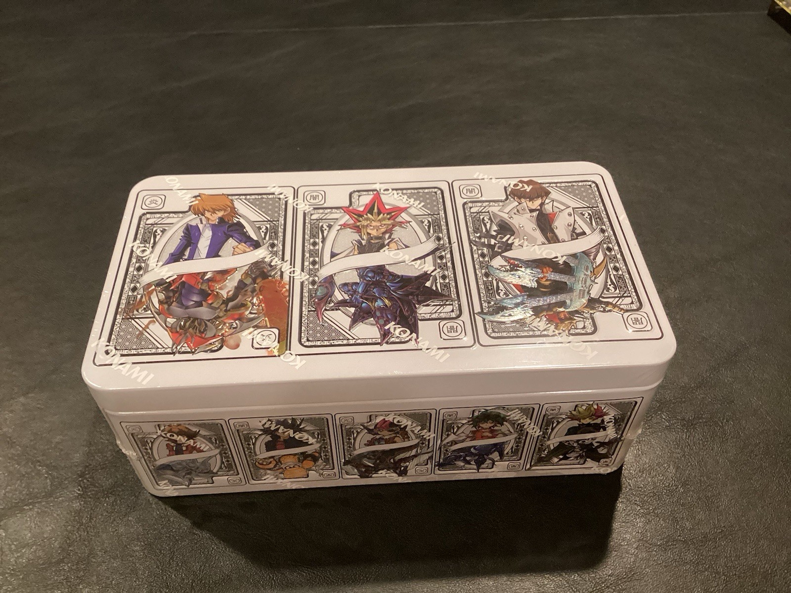 KONAMI Yu-Gi-Oh - TCG 2025 Mega-Pack - Tin Metal White - 33-Card Capacity KONAMI Yu-Gi-Oh - TCG 2025 Mega-Pack - Tin Metal White - 33-Card Capacity