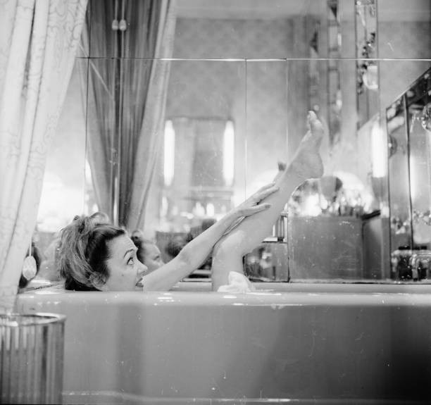 Actress Gloria Swanson photographed bathtub New York City 1960 Old Photo