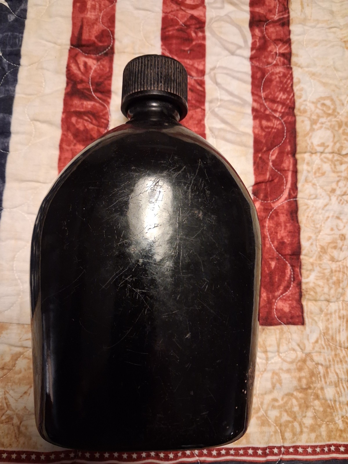US WW2 Marine Black Enamel 1942 Canteen US WW2 Marine Black Enamel 1942 Canteen