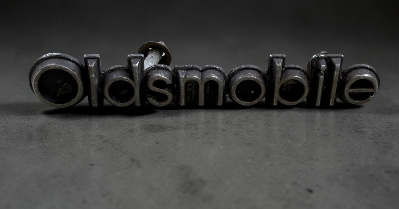 1980–1981 Oldsmobile Grille Emblem 556825 OEM Front Badge 5.25\